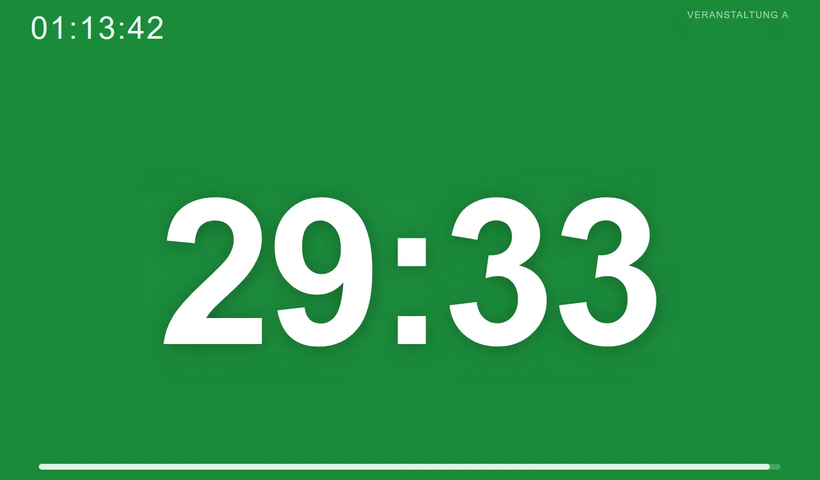 Vollbildanzeige des Rednertimers: auf grünem Grund die Restzeit 29:33, oben links die Uhrzeit, oben rechts der Name der Veranstaltung, am unteren Rand ein Fortschrittsbalken.